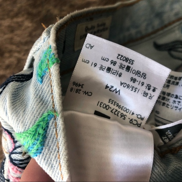 Levi’s High Rise Short - Picture 3 of 3